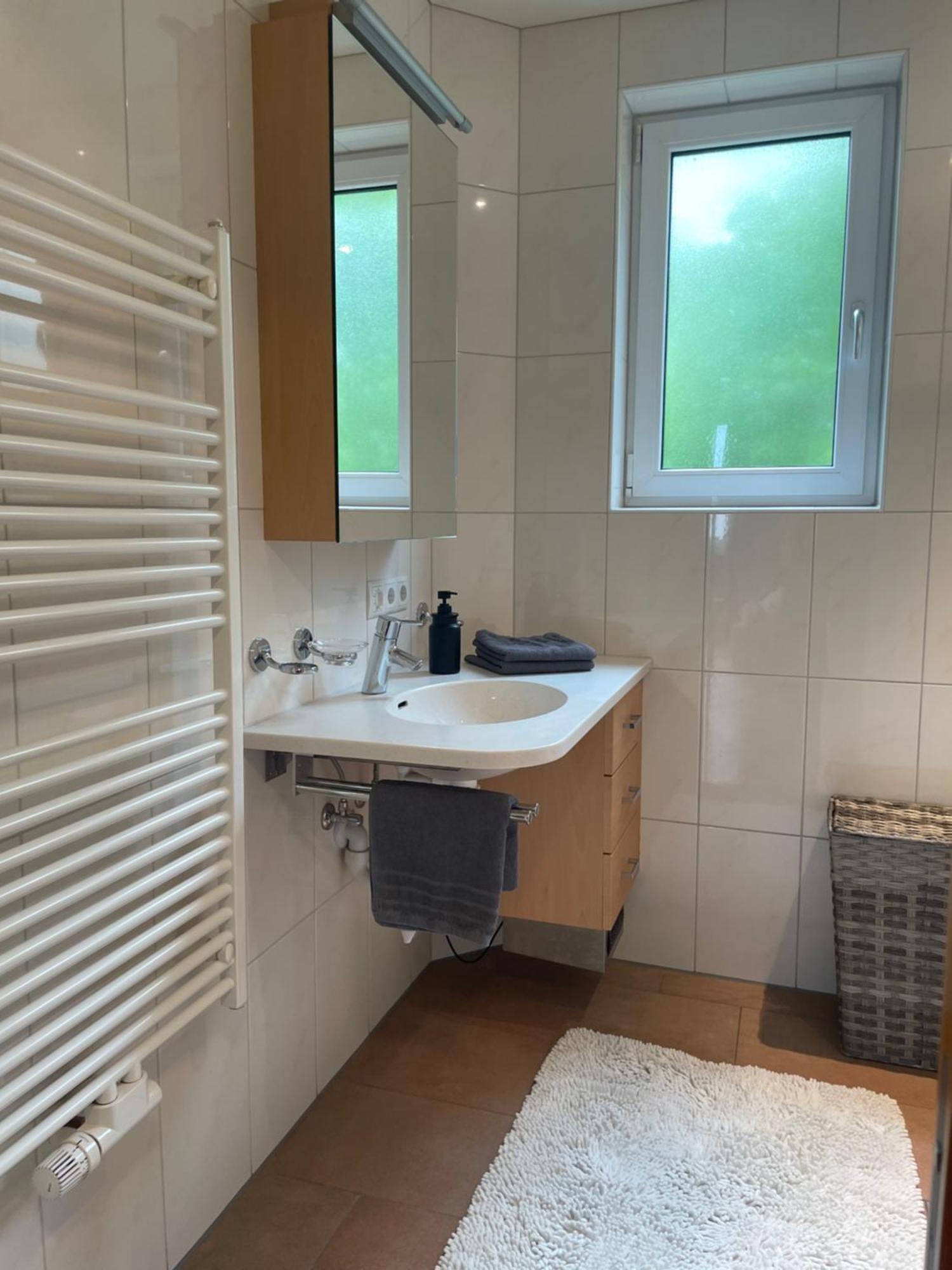 Crown Living Design Apartment - 2 Schlafzimmer - Kueche - Gratis Parkplatz - Abstellraum Fuer Fahrraeder/Ski Mader Exteriör bild