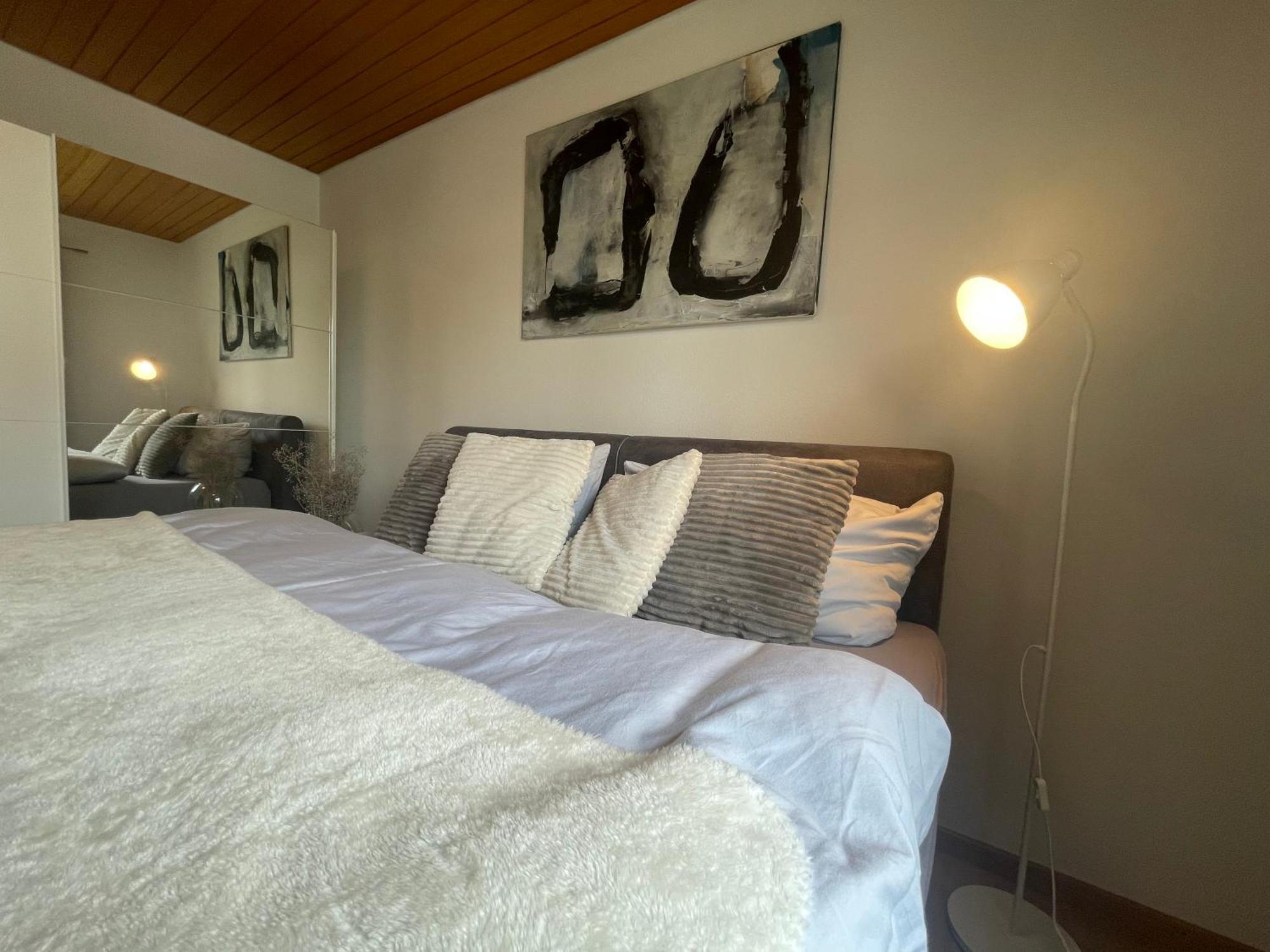 Crown Living Design Apartment - 2 Schlafzimmer - Kueche - Gratis Parkplatz - Abstellraum Fuer Fahrraeder/Ski Mader Exteriör bild