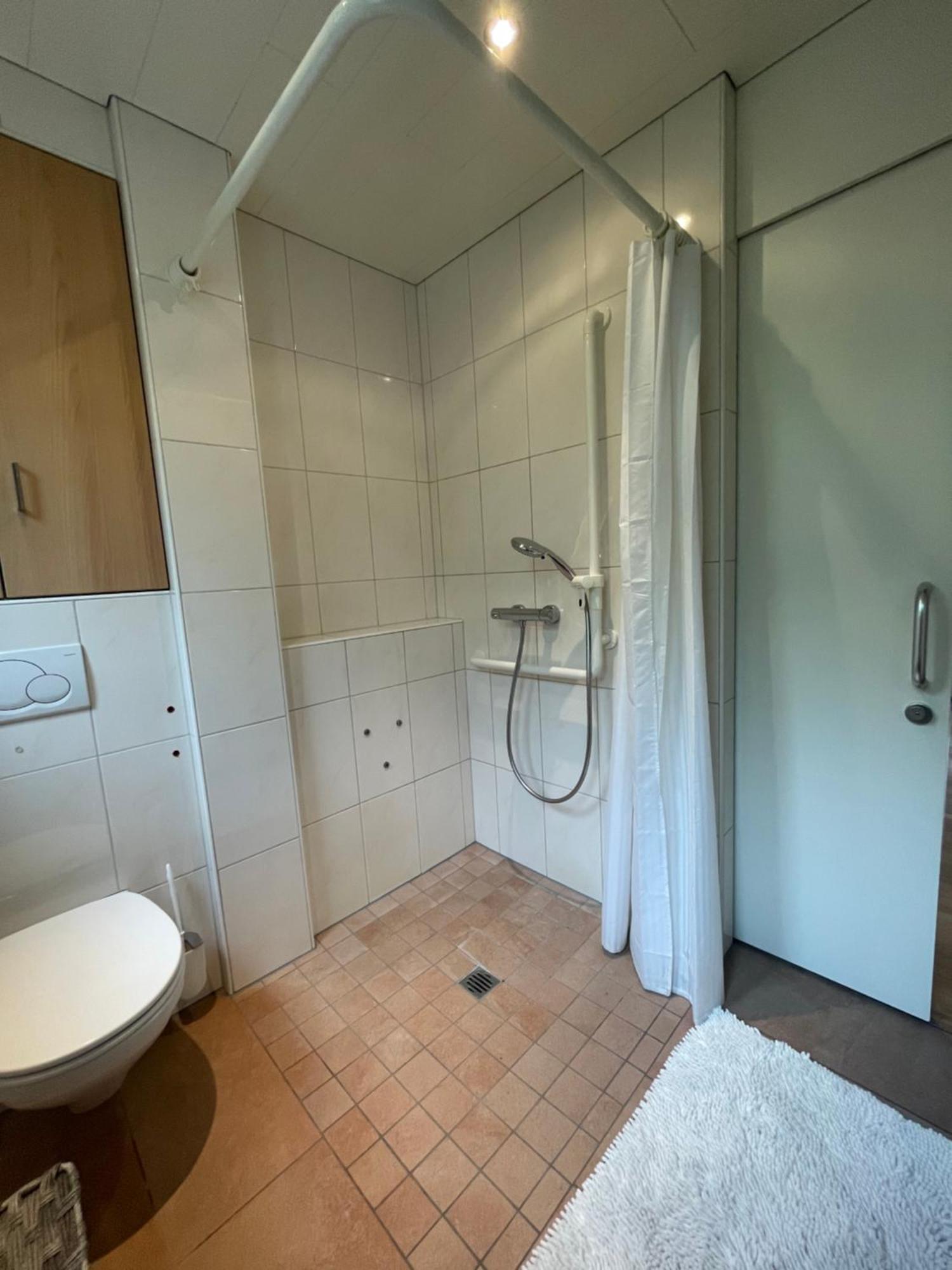 Crown Living Design Apartment - 2 Schlafzimmer - Kueche - Gratis Parkplatz - Abstellraum Fuer Fahrraeder/Ski Mader Exteriör bild