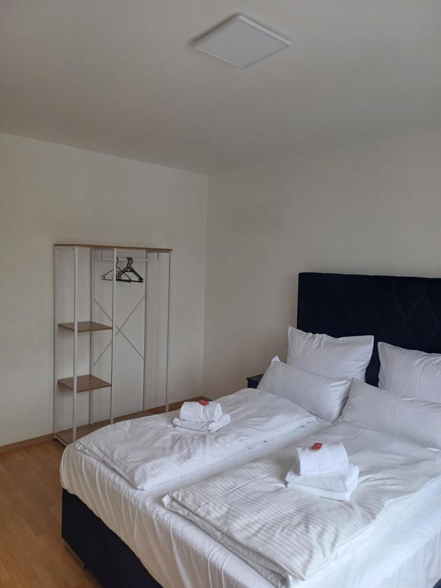 Crown Living Design Apartment - 2 Schlafzimmer - Kueche - Gratis Parkplatz - Abstellraum Fuer Fahrraeder/Ski Mader Exteriör bild
