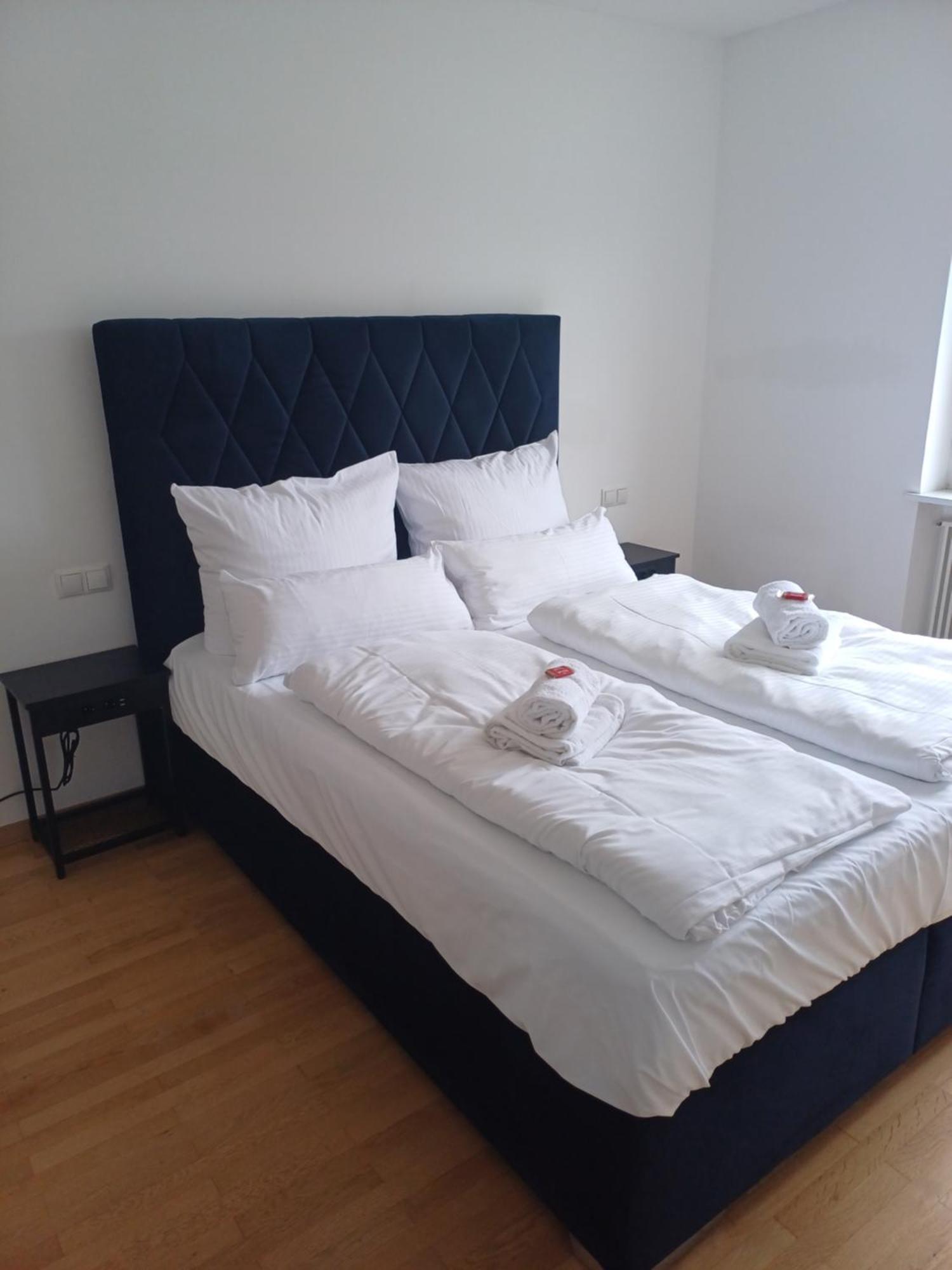 Crown Living Design Apartment - 2 Schlafzimmer - Kueche - Gratis Parkplatz - Abstellraum Fuer Fahrraeder/Ski Mader Exteriör bild